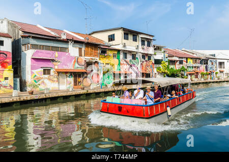 Malakka, Malaysia - 21. April 2019: Riverside Landschaft einer Kreuzfahrt Kreuzung am Malakka River. Es wurde als UNESCO-Weltkulturerbe Sünde gelistet. Stockfoto