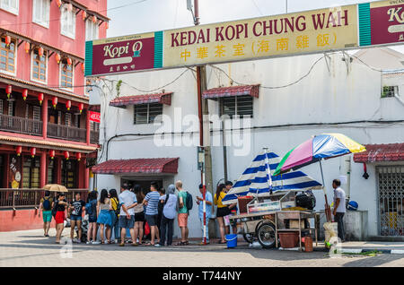 Malakka, Malaysia - 21. Juni 2019: der Jonker Street ist das Zentrum Straße von Chinatown in Malakka. Menschen sehen in der Warteschlange außerhalb des Restaurants während der l Stockfoto