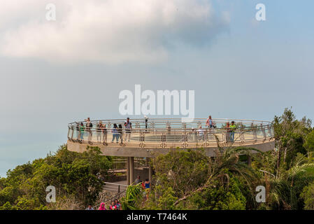 Langkawi, Malaysia - 8. März 2016. Touristen versammeln sich auf einen Beobachtungsposten vom Langkawi Sky Bridge über ihre Umgebung zu bestaunen. Stockfoto