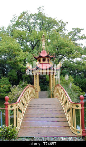 In Pegli, Italien, April/02/2018 - Die chinesische Pagode in te Park der Villa Durazzo - Pallavicini Stockfoto