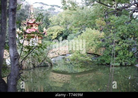 In Pegli, Italien, April/02/2018 - Die chinesische Pagode in te Park der Villa Durazzo - Pallavicini Stockfoto