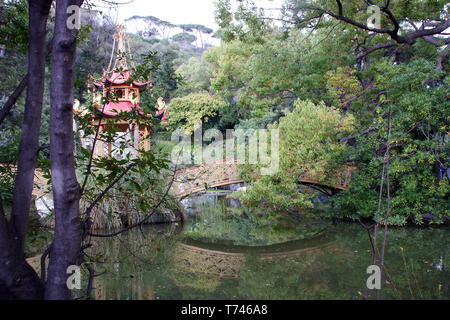 In Pegli, Italien, April/02/2018 - Die chinesische Pagode in te Park der Villa Durazzo - Pallavicini Stockfoto