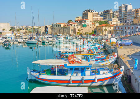Heraklion, Griechenland - 27. April 2018: alte Fischerboote und Yachten im Hafen von Heraklion, Kreta Stockfoto