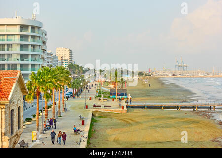 Larnaca, Zypern - Januar 24, 2019: Direkt am Meer und der Promenade von Finikoudes in Larnaca Stockfoto