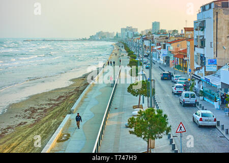 Larnaca, Zypern - Januar 24, 2019: Neue Meer und der Promenade in Larnaca Stockfoto