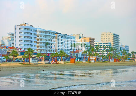 Larnaca, Zypern - Januar 24, 2019: Sea-front mit Hotels von Finikoudes in Larnaca Stockfoto