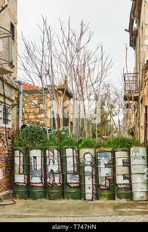 Nicosia, Zypern - 25. Januar 2019: Fässer der Grünen Linie - Pufferzone zwischen griechischen und türkischen Teil der Stadt Nikosia (Lefkosia) Stockfoto