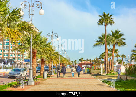 Larnaca, Zypern - Januar 28, 2019: Promenade neben Finikoudes Strand mit wandern Menschen in Larnaca Stockfoto