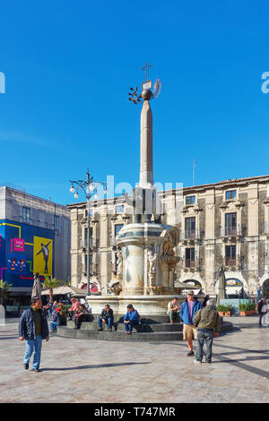 Catania, Italien - 16. März, 2019: Die Menschen in der Piazza del Duomo, in der Nähe von Fontana dell Elefante in Catania. Stockfoto