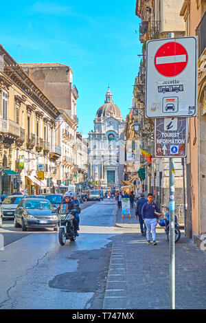 Catania, Italien - 16. März 2019: Verkehr in Giuseppe Garibaldi Street und St. Agatha Kathedrale von Catania in der seinem Ende Stockfoto