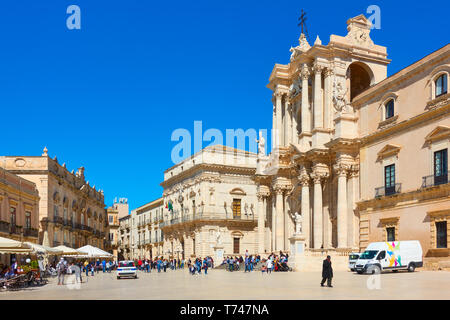 Syrakus, Italien - 17. März 2019: Piazza Duomo avd die Kathedrale von Syrakus, Sizilien Stockfoto