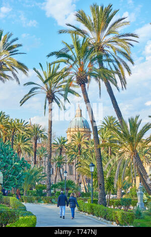 Palermo, Italien - 18. März 2019: wandern Menschen in der Villa Bonanno öffentlichen Garten in Palermo, Sizilien Stockfoto