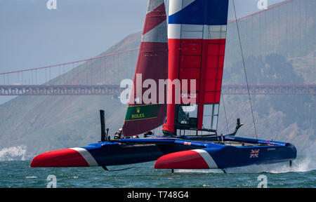 Großbritannien SailGP Team mit Skipper von Dylan Fletcher, die in der Flotte der Praxis Rennen. Ereignis 2 Saison 1 SailGP Veranstaltung in San Francisco, Kalifornien, USA. Stockfoto