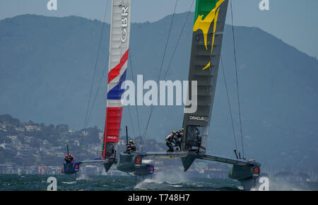 Großbritannien SailGP Team mit Skipper von Dylan Fletcher und Australien SailGP Team mit Skipper von Tom Slingsby, die in der Flotte der Praxis Rennen. Ereignis 2 Saison 1 SailGP Veranstaltung in San Francisco, Kalifornien, USA. Stockfoto
