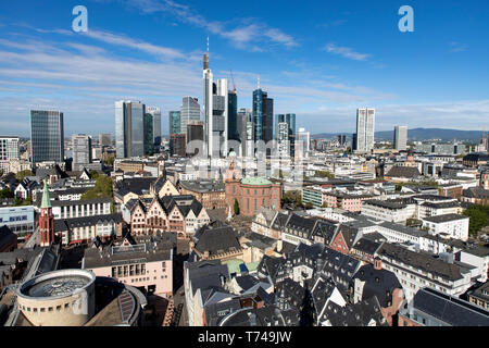 Skyline von Frankfurt am Main, Hintergrund der Wolkenkratzer, Financial District, Downtown, vor der Roemer, Rathaus und St. Paul's Kirche, Stockfoto