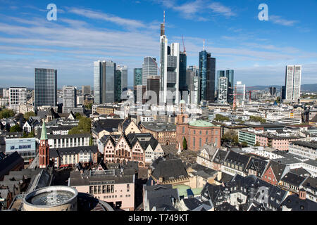 Skyline von Frankfurt am Main, Hintergrund der Wolkenkratzer, Financial District, Downtown, vor der Roemer, Rathaus und St. Paul's Kirche, Stockfoto