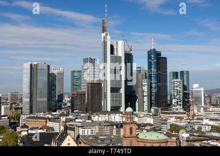 Skyline von Frankfurt am Main, Hintergrund der Wolkenkratzer, Financial District, Downtown, vor der Roemer, Rathaus und St. Paul's Kirche, Stockfoto