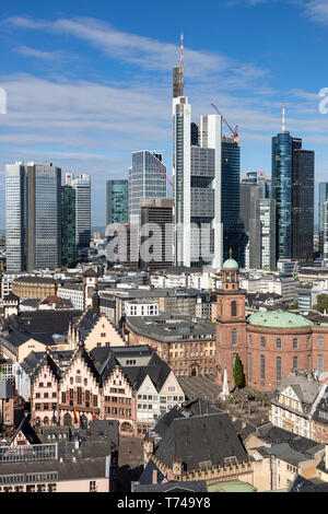 Skyline von Frankfurt am Main, Hintergrund der Wolkenkratzer, Financial District, Downtown, vor der Roemer, Rathaus und St. Paul's Kirche, Stockfoto