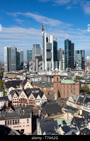 Skyline von Frankfurt am Main, Hintergrund der Wolkenkratzer, Financial District, Downtown, vor der Roemer, Rathaus und St. Paul's Kirche, Stockfoto