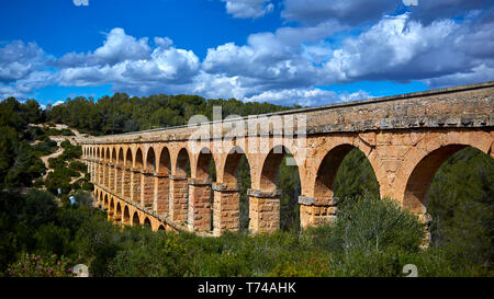 Die Ferreres Aquädukt, auch Pont del Diable oder Teufelsbrücke, einer alten Brücke, Teil der römischen Wasserleitung gebaut, um Wasser in die antike Stadt zu liefern Stockfoto