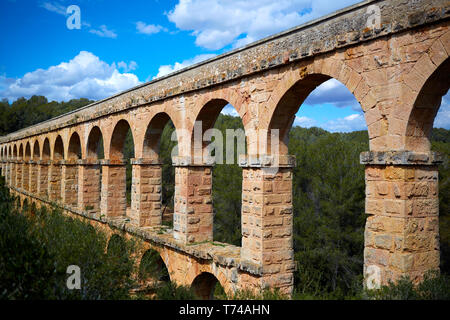 Die Ferreres Aquädukt, auch Pont del Diable oder Teufelsbrücke, einer alten Brücke, Teil der römischen Wasserleitung gebaut, um Wasser in die antike Stadt zu liefern Stockfoto