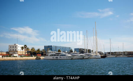 Tarragona, Spanien - 6. April 2019: Viele Yachten im Hafen geparkt. Stockfoto