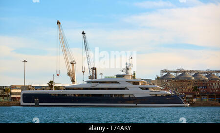 Tarragona, Spanien - April 6, 2019: Luxus Yacht im Hafen geparkt. Stockfoto