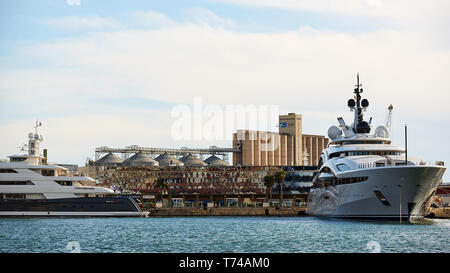 Tarragona, Spanien - April 6, 2019: Luxus Yachten im Hafen geparkt. Stockfoto