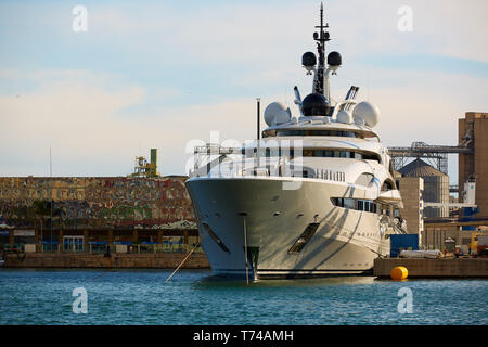 Tarragona, Spanien - April 6, 2019: Luxus Yacht im Hafen geparkt. Stockfoto