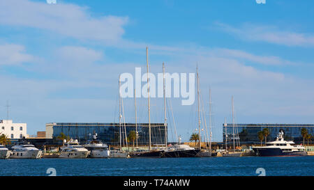 Tarragona, Spanien - 6. April 2019: Viele Yachten im Hafen geparkt. Stockfoto