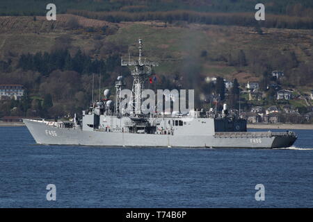 TCG Gökova (F 496), eine Gabya-Klasse (oder G-Klasse) Fregatte von der türkischen Marine betrieben, vorbei an Gourock zu Beginn der Übung gemeinsame Krieger 19-1. Stockfoto