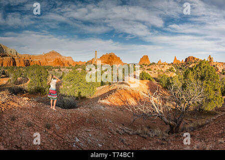 Frau steht barfuß entlang der Panorama Trail im Kodachrome State Park; Cannonville, Utah, Vereinigte Staaten von Amerika Stockfoto