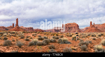 Jogger im Tal der Götter mit Felsformationen, Panorama der zusammengesetzte Bilder, Utah, Vereinigte Staaten von Amerika Stockfoto