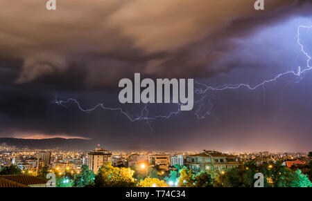 Stürmischen Himmel und Blitz über eine Stadt bei Nacht; Cochabamba, Bolivien Stockfoto