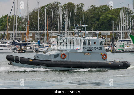 Das United Kingdom Border Force Coastal Patrol Vessel (CPV) HMC Eagle verlässt Portsmouth Harbour, Großbritannien am Nachmittag des 3. Mai 2019. Stockfoto