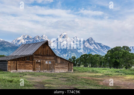 John moulton Scheune und die schroffen Gipfel der Teton Range, Grand Teton National Park, Wyoming, Vereinigte Staaten von Amerika Stockfoto