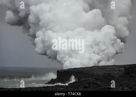 Federn von Rauch aus einem Lavastrom aus Kilauea, einem aktiven Vulkan, Insel von Hawaii, Hawaii, Vereinigte Staaten von Amerika Stockfoto