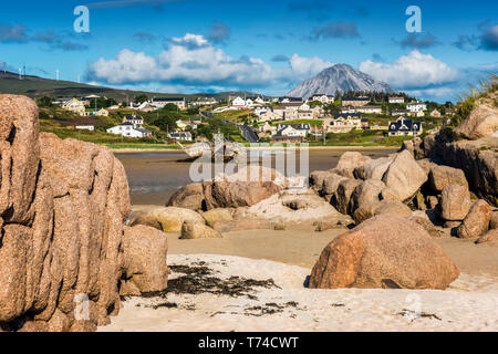 Blick auf den Mount Errigal in der Entfernung vom Dorf Bunbeg; Bunbeg, County Donegal, Irland Stockfoto