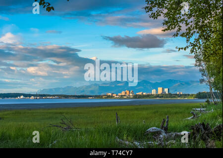 Die Stadt Anchorage Skyline von Earthquake Park an einem bewölkten Sommer im Süden - zentrales Alaska gesehen Stockfoto