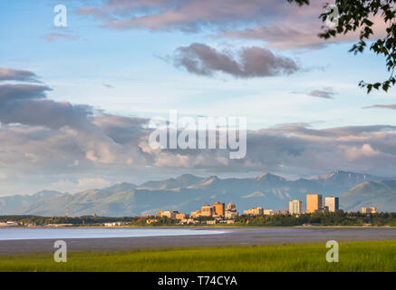 Die Stadt Anchorage Skyline von Earthquake Park an einem bewölkten Sommer im Süden - zentrales Alaska gesehen Stockfoto