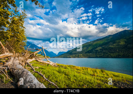 Wolken schweben über Eklutna See auf einem mittleren Sommertag in der Chugach State Park, in der Nähe von Anchorage, Alaska, Vereinigte Staaten von Amerika Stockfoto