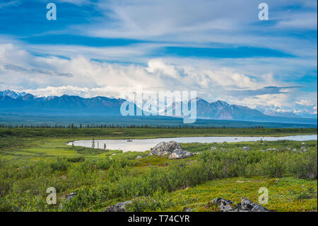 Sommer Wolken über der Alaska Range als von der Alaska Highway im Süden gesehen - zentrales Alaska an einem Sommertag, Alaska, Vereinigte Staaten von Amerika Stockfoto