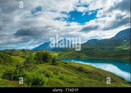 Das türkisfarbene Wasser des Lost Lake, ein beliebtes Wander- und Radwege Ziel hoch in die Berge der Kenai Halbinsel in der Nähe von Seward Stockfoto