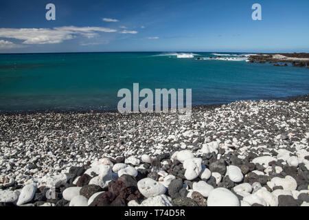 Lava Rock und Coral Beach, Pueo Bay, North Kona Coast; Kailua-Kona, Insel Hawaii, Hawaii, Vereinigte Staaten von Amerika Stockfoto