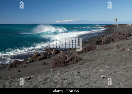 Schwarzer Sand Strand und Wellen in der Nähe der Ufer brechen, Pueo Bay, North Kona Coast; Kailua-Kona, Insel Hawaii, Hawaii, Vereinigte Staaten von Amerika Stockfoto