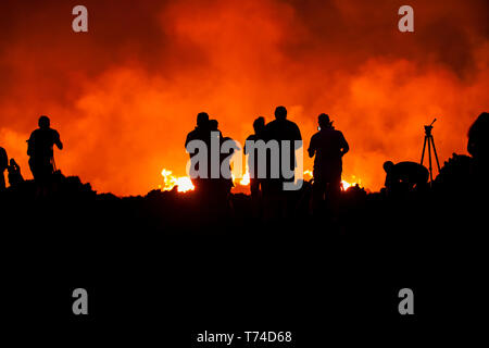 Fotografen bei der Kilauea Mai 2018 Eruption, East Rift Zone, Leilani Estates Unterteilung Stockfoto