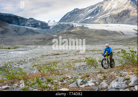 Ein Mann reiten sein fatbike in Gulkana Gletschertal, Alaska, Vereinigte Staaten von Amerika Stockfoto