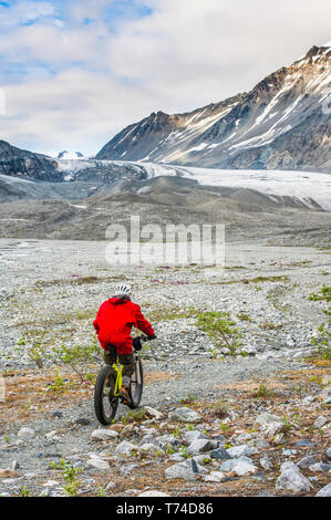 Ein Mann reiten sein fatbike in Gulkana Gletschertal, Alaska, Vereinigte Staaten von Amerika Stockfoto