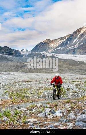 Ein Mann reiten sein fatbike in Gulkana Gletschertal, Alaska, Vereinigte Staaten von Amerika Stockfoto