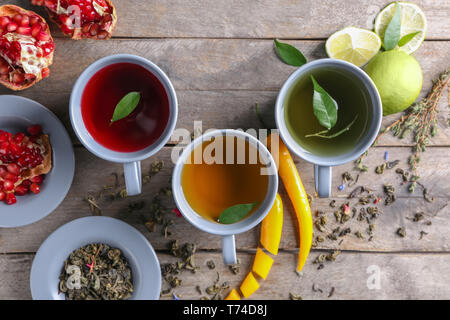 Komposition mit Tassen heißen Tee auf hölzernen Tisch Stockfoto